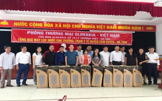 Hoa hậu doanh nhân Nga Nguyễn cùng đoàn văn phòng thương mại Sovakia trao máy lọc nước và vật phẩm cho người dân miền Trung